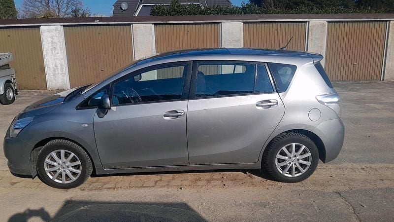 Gebraucht Toyota Verso 147 PS (108 kW) 2011 Silber Van / Kleinbus