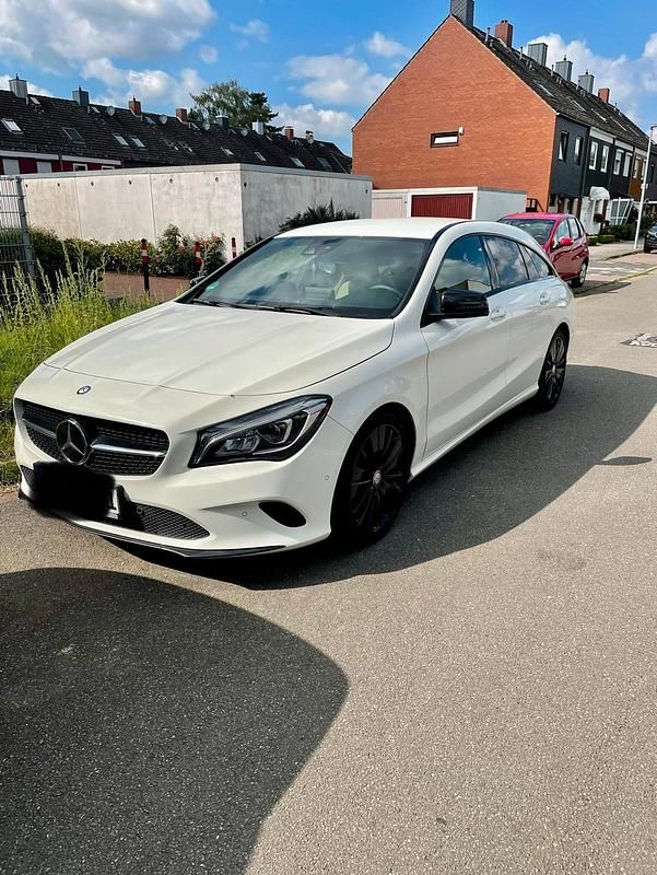 Weiß Gebraucht 2017 Mercedes CLA220 Limousine | 15.000 € (Fairer Preis) - Bild 1/4