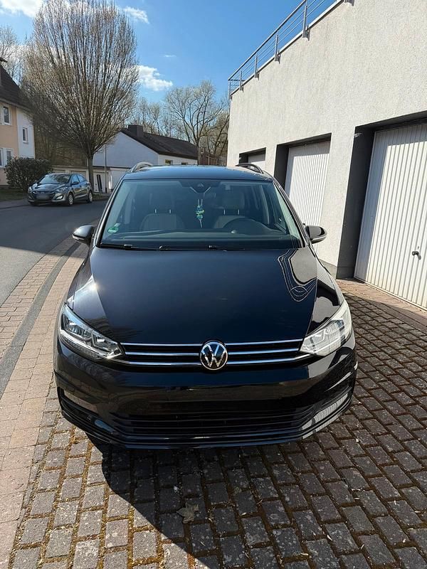 Gebraucht VW Touran 150 PS (110 kW) 2022 Schwarz Van / Kleinbus