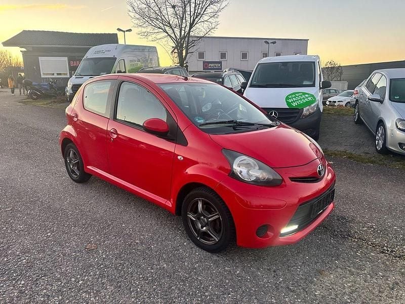 Rot Gebraucht 2014 Toyota Aygo Cool Kleinwagen | 4.690 € (Guter Preis) - Bild 1/4