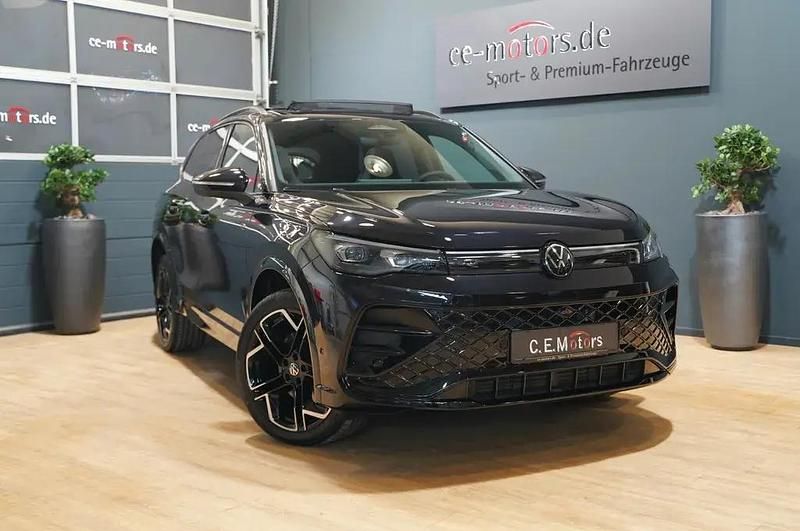 Deep black perleffekt Gebraucht 2024 VW Tiguan R-line SUV | 61.480 € - Bild 1/4