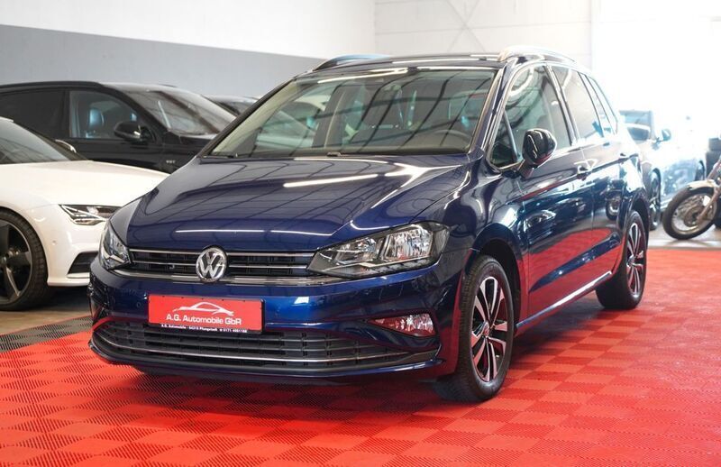 Blau Gebraucht 2019 VW Golf Sportsvan IQ Drive Van / Kleinbus | 16.950 € (Fairer Preis) - Bild 1/4