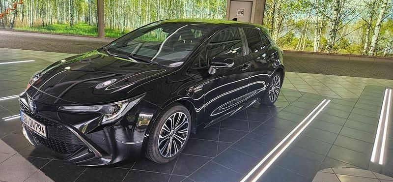Schwarz Gebraucht 2021 Toyota Corolla Team Limousine | 18.500 € (Superpreis) - Bild 1/4
