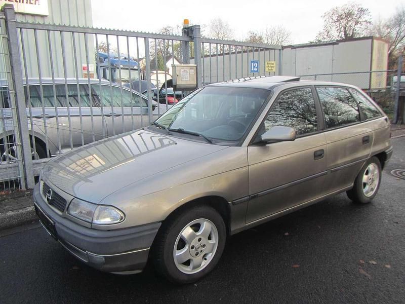 Gebraucht Opel Astra 75 PS (55 kW) 1996 Grau Limousine