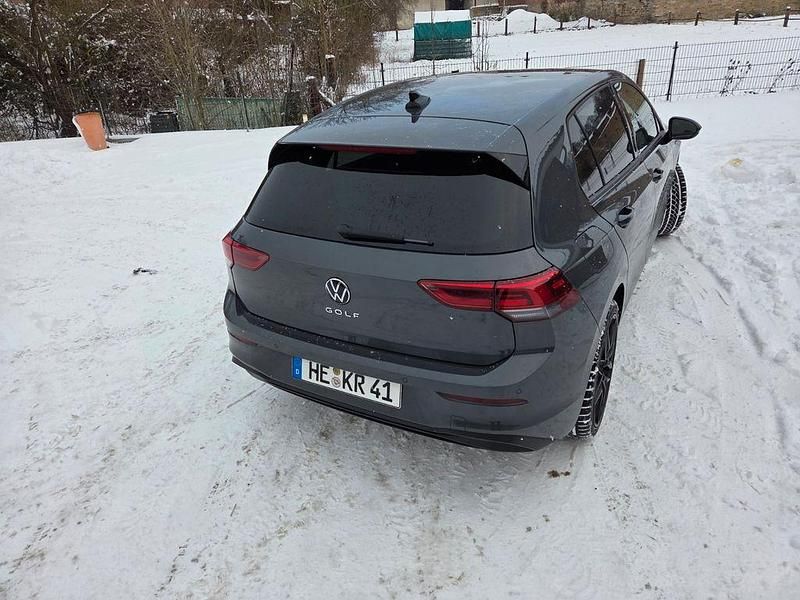 Gebraucht VW Golf VIII Life 131 PS (96 kW) 2022 Grau Limousine