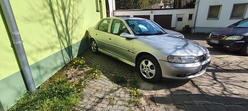 Second-hand Opel Vectra 101 CP (74 kW) 2000 Bej Berlinǎ