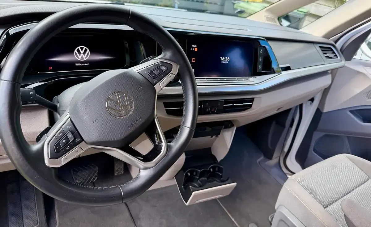Gebraucht VW Multivan Life 150 PS (110 kW) 2023 Weiß Van / Kleinbus