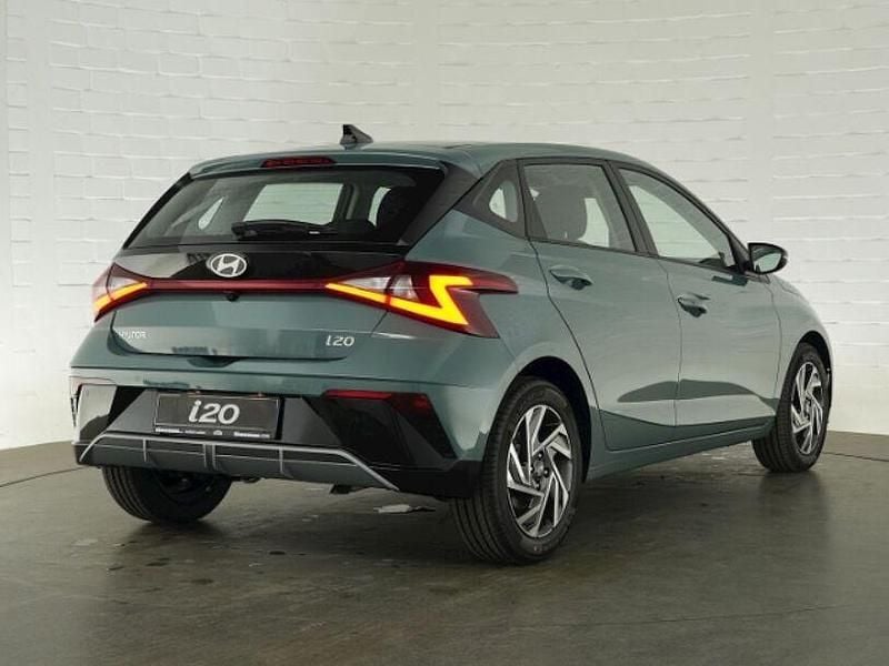 Gebraucht Hyundai i20 Trend 101 PS (74 kW) 2025 Mangrove green Kleinwagen