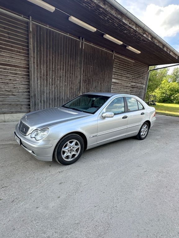 Silber Gebraucht 2002 Mercedes C180 Classic Limousine | 1.200 € (Superpreis) - Bild 1/4