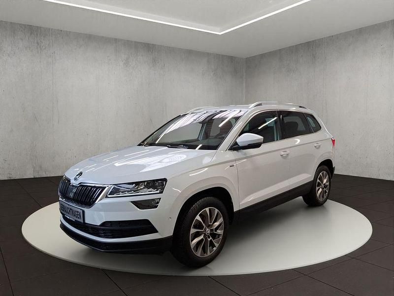 Moonweiß perleffekt/moonweiss metallic Gebraucht 2022 Skoda Karoq Ambition SUV | 31.700 € (Fairer Preis) - Bild 1/4