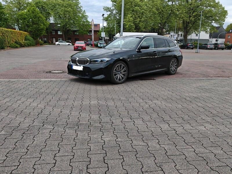 Schwarz Gebraucht 2024 BMW 330 M Sport Kombi | 46.199 € (Superpreis) - Bild 1/4