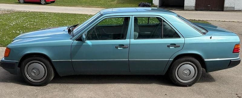 Second-hand Mercedes E230 132 CP (97 kW) 1992 Albastru Berlinǎ