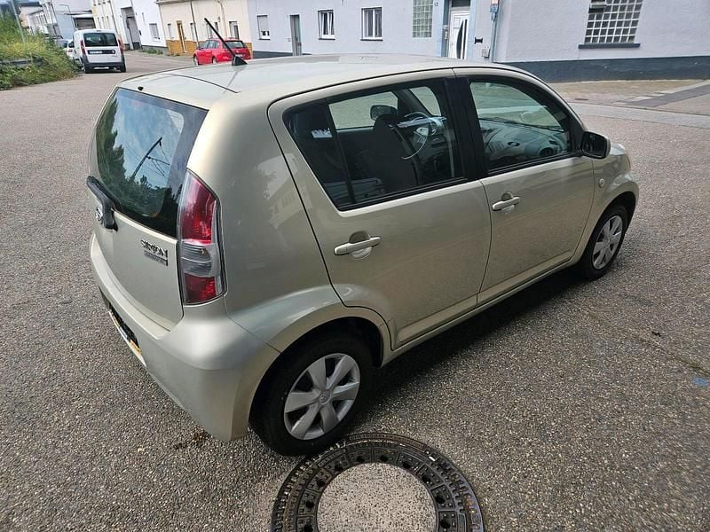 Gebraucht Daihatsu Sirion 70 PS (51 kW) 2009 Grün Kleinwagen