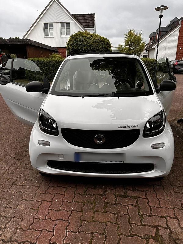 Weiß Gebraucht 2018 Smart ForTwo Electric Drive Cabrio | 7.499 € (Fairer Preis) - Bild 1/4