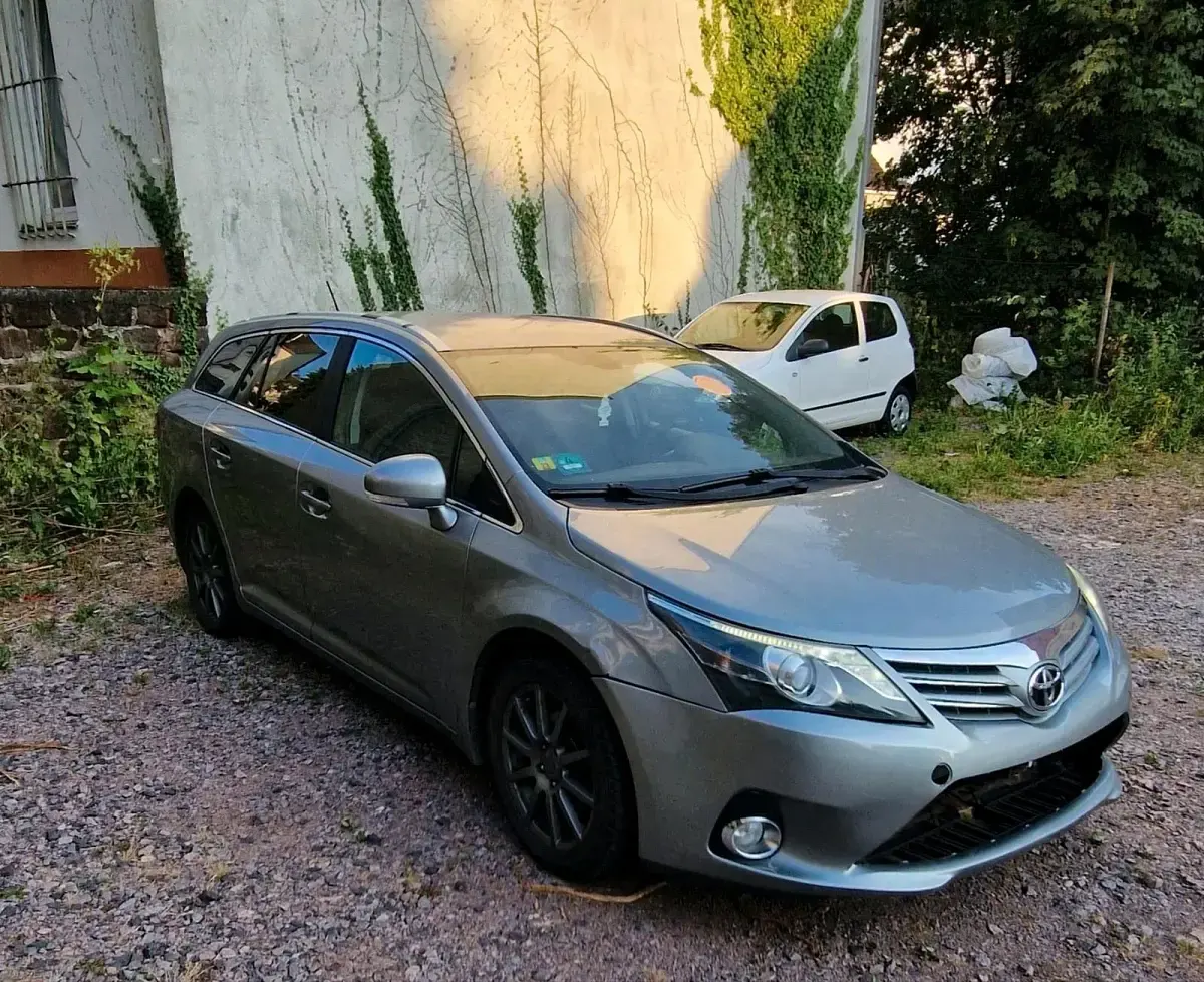 Gebraucht Toyota Avensis 136 PS (100 kW) 2011 Violet Kombi