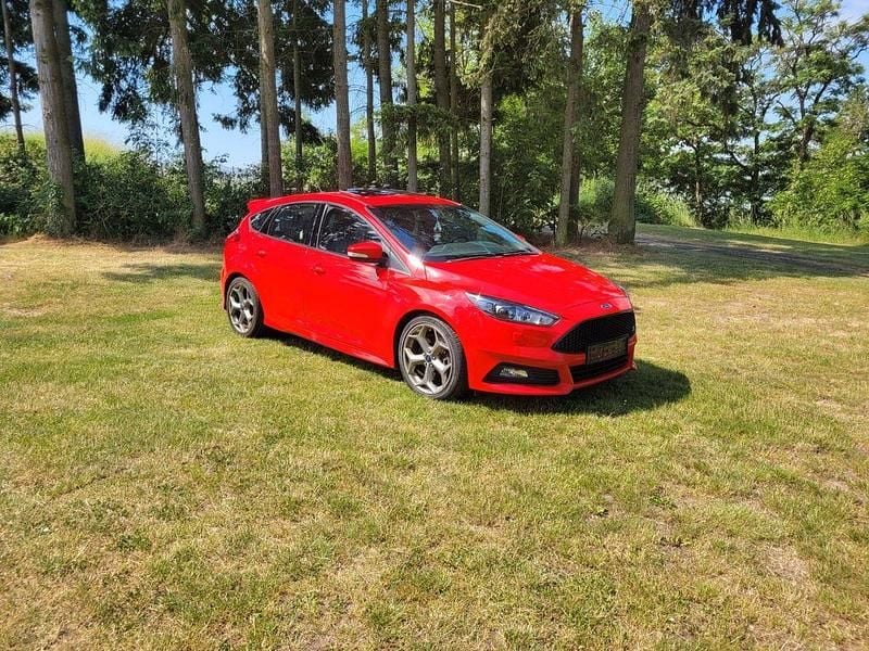 Second-hand Ford Focus ST 250 CP (183 kW) 2016 Roșu Berlinǎ
