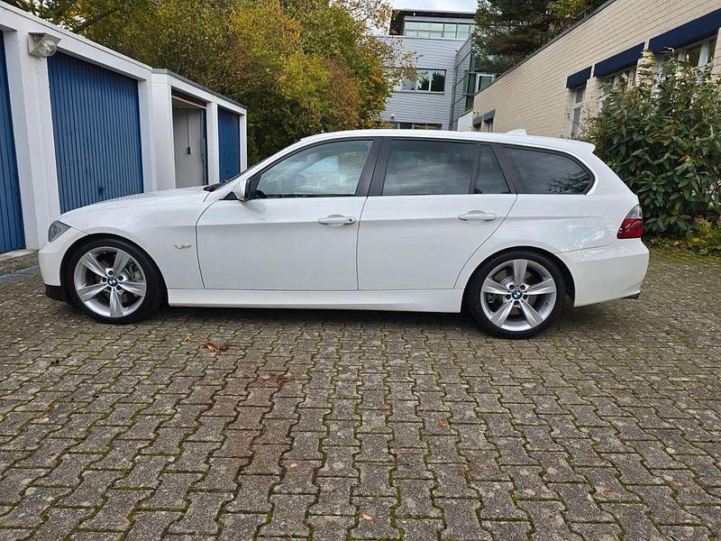 Weiß Gebraucht 2008 BMW 330 Performance Kombi | 8.900 € (Superpreis) - Bild 1/4