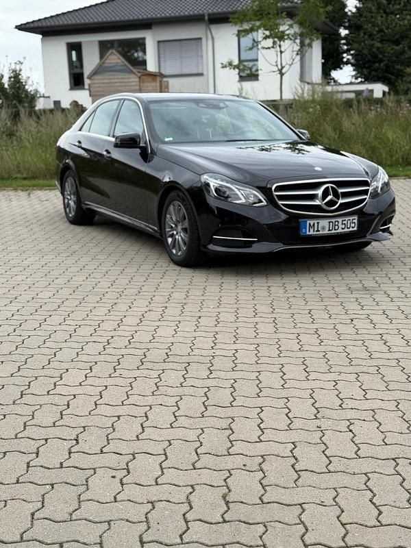 Schwarz Gebraucht 2013 Mercedes E300 Limousine | 11.900 € (Superpreis) - Bild 1/4