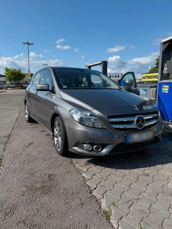 Andere außenfarben Gebraucht 2012 Mercedes B180 Van / Kleinbus | 6.999 € (Superpreis) - Bild 1/4