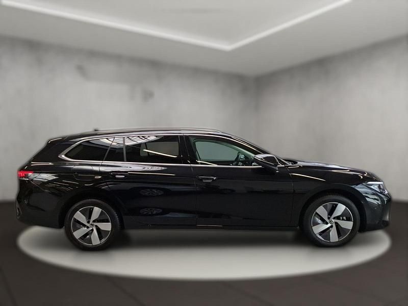 Gebraucht VW Passat Elegance 193 PS (141 kW) 2024 Metallic Kombi