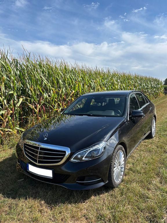 Schwarz Gebraucht 2013 Mercedes E500 Elegance Limousine | 22.800 € (Fairer Preis) - Bild 1/4