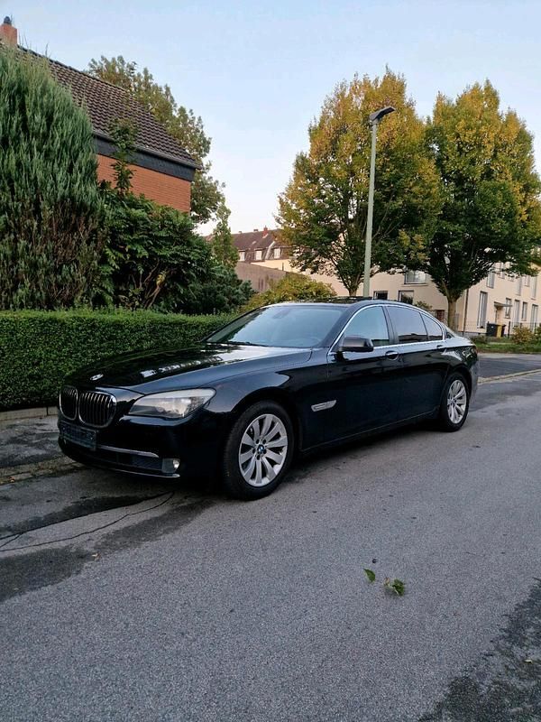 Schwarz Gebraucht 2009 BMW 750 Comfort Edition Limousine | 10.500 € (Etwas zu teuer) - Bild 1/4