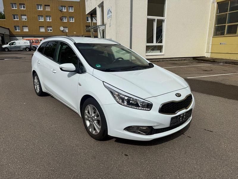Weiß Gebraucht 2014 Kia Ceed Sportswagon Kombi | 5.900 € (Guter Preis) - Bild 1/4