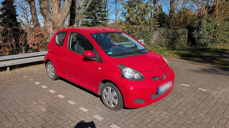 Gebraucht Toyota Aygo 68 PS (50 kW) 2009 Rot Kleinwagen