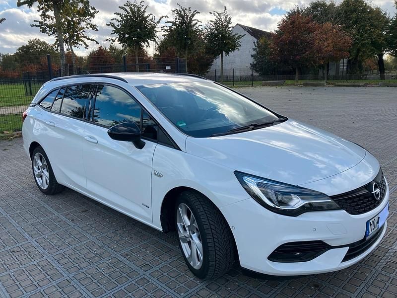 Weiß Gebraucht 2021 Opel Astra Design & Tech Kombi | 12.900 € (Guter Preis) - Bild 1/4