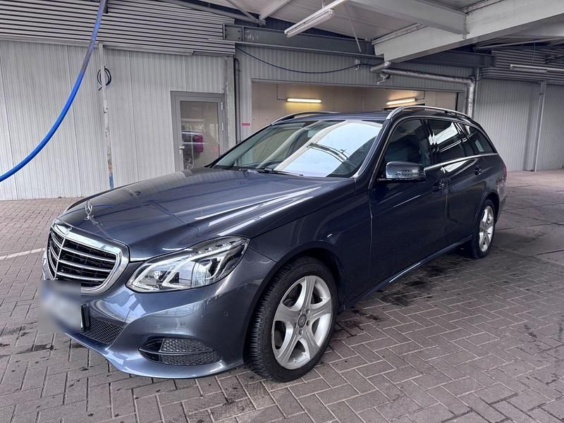 Grau Gebraucht 2015 Mercedes E300 Kombi | 20.990 € (Teuer) - Bild 1/4
