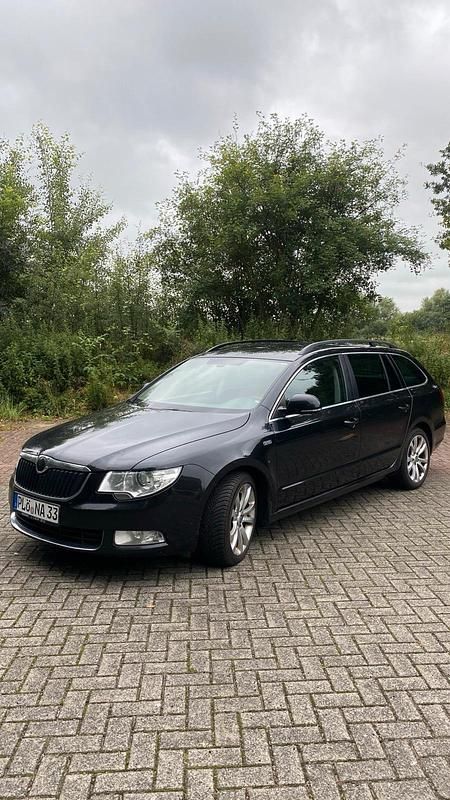 Schwarz Gebraucht 2011 Skoda Superb Kombi | 5.000 € (Superpreis) - Bild 1/4