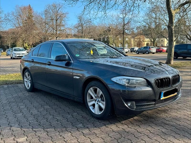Grau Gebraucht 2011 BMW 520 Limousine | 8.900 € (Superpreis) - Bild 1/4