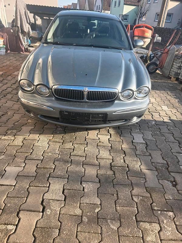 Grau Gebraucht 2002 Jaguar X-type Limousine | 2.500 € - Bild 1/4
