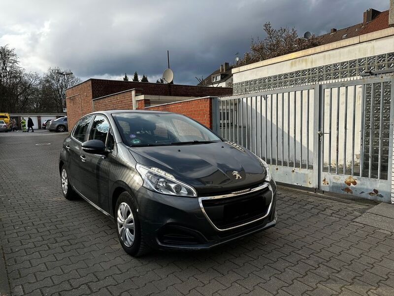 Grau Gebraucht 2016 Peugeot 208 Active Kleinwagen | 6.000 € (Guter Preis) - Bild 1/4