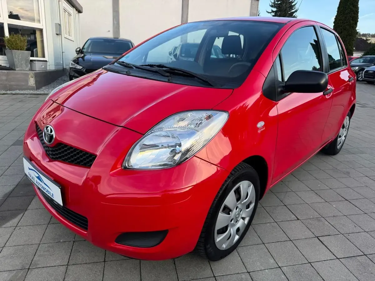 Gebraucht Toyota Yaris Basis 69 PS (50 kW) 2011 Rot Kleinwagen