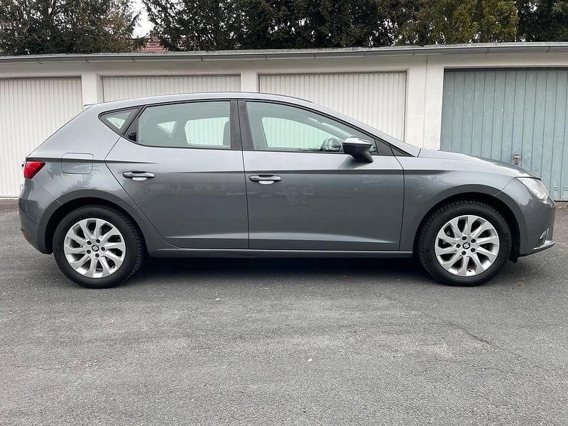 Grau Gebraucht 2013 Seat Leon Style Limousine | 7.999 € (Teuer) - Bild 1/4