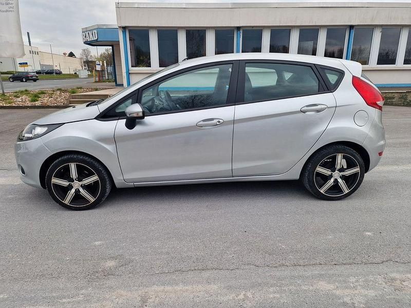 Gebraucht Ford Fiesta 82 PS (60 kW) 2010 Silber Kleinwagen