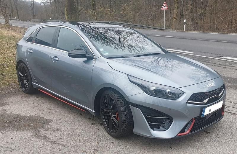 Grau Gebraucht 2024 Kia Ceed Limousine | 27.500 € (Superpreis) - Bild 1/4