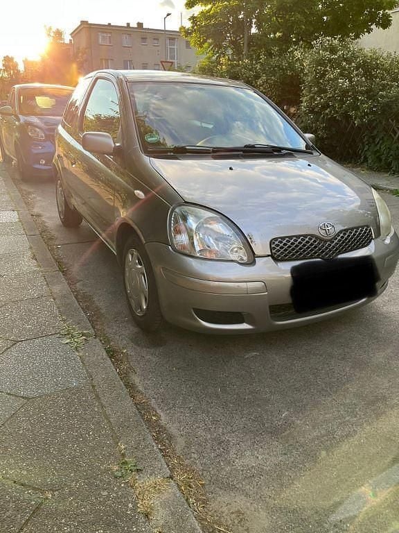 Grau Gebraucht 2005 Toyota Yaris Limousine | 999 € (Guter Preis) - Bild 1/4