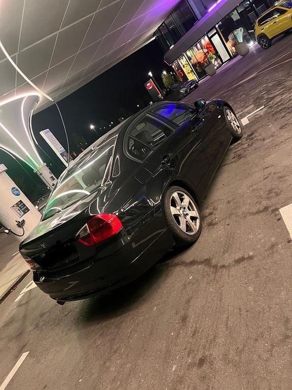 Gebraucht BMW 318 143 PS (105 kW) 2008 Schwarz Limousine