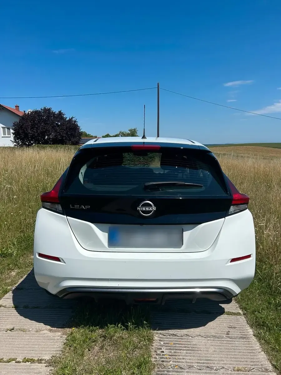 Gebraucht Nissan Leaf Acenta 80 kW (110 PS) 2023 Weiß Kleinwagen