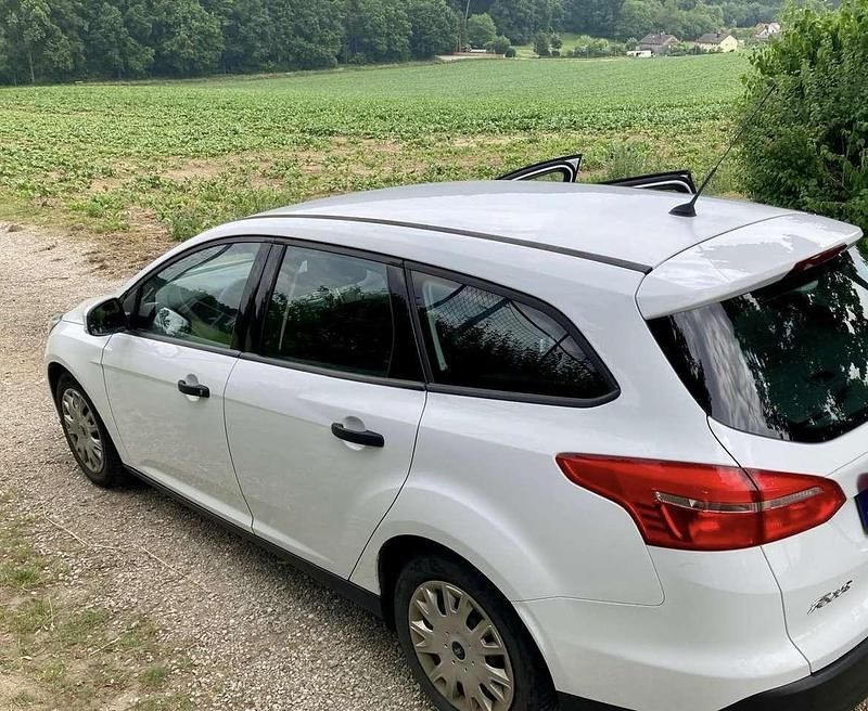 Weiß Gebraucht 2017 Ford Focus Ambiente Kombi | 6.000 € (Guter Preis) - Bild 1/4