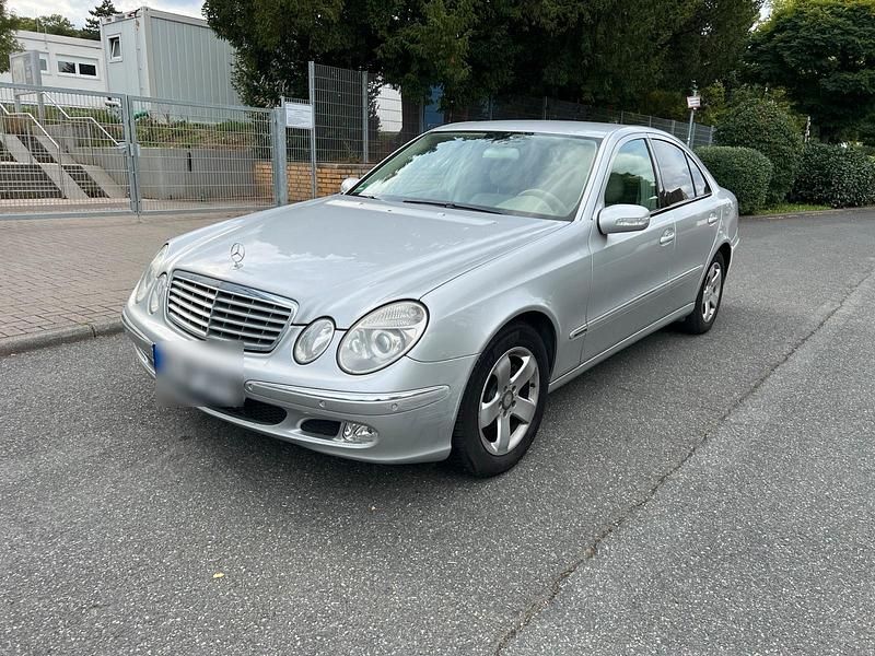 Silber Gebraucht 2003 Mercedes E270 Limousine | 4.300 € (Fairer Preis) - Bild 1/3