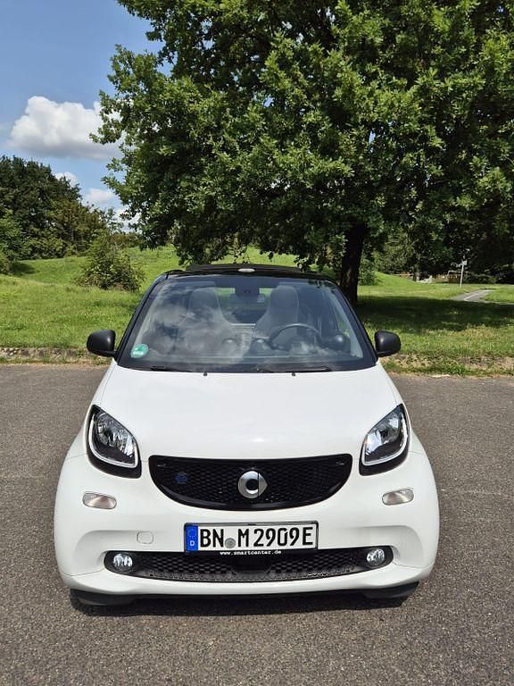 Weiß Gebraucht 2019 Smart ForTwo Electric Drive Cabrio | 8.900 € (Superpreis) - Bild 1/4
