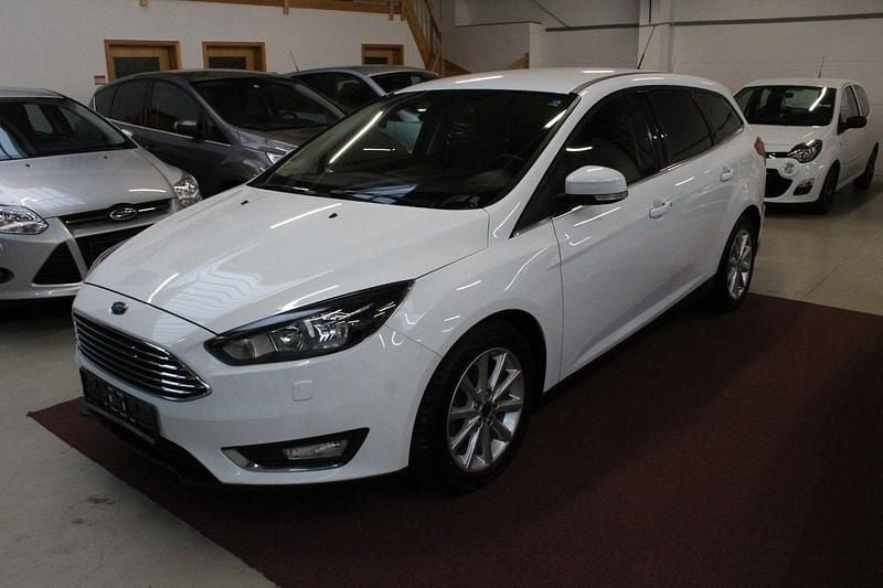 Weiß Gebraucht 2017 Ford Focus Titanium Kombi | 5.450 € (Superpreis) - Bild 1/4