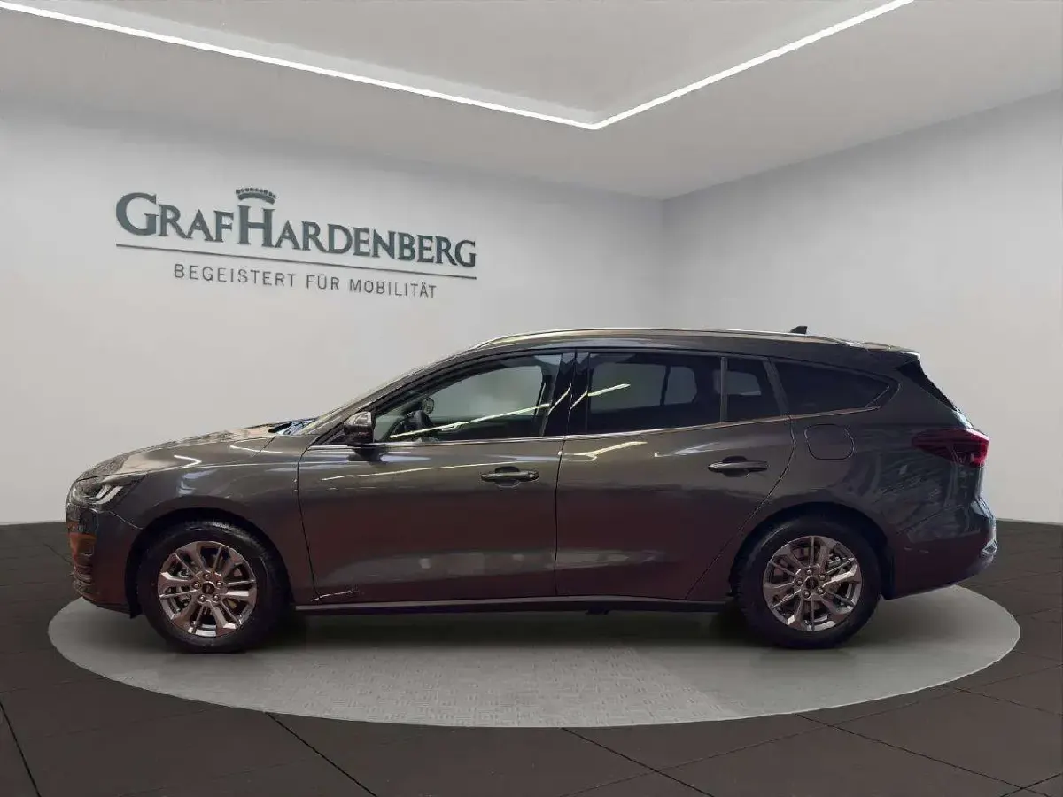 Neu Ford Focus Titanium 125 PS (91 kW) 2025 Magneticgrau (metallic) Kombi
