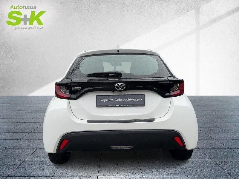 Gebraucht Toyota Yaris Basis 72 PS (52 kW) 2023 Schneeweiß Kleinwagen