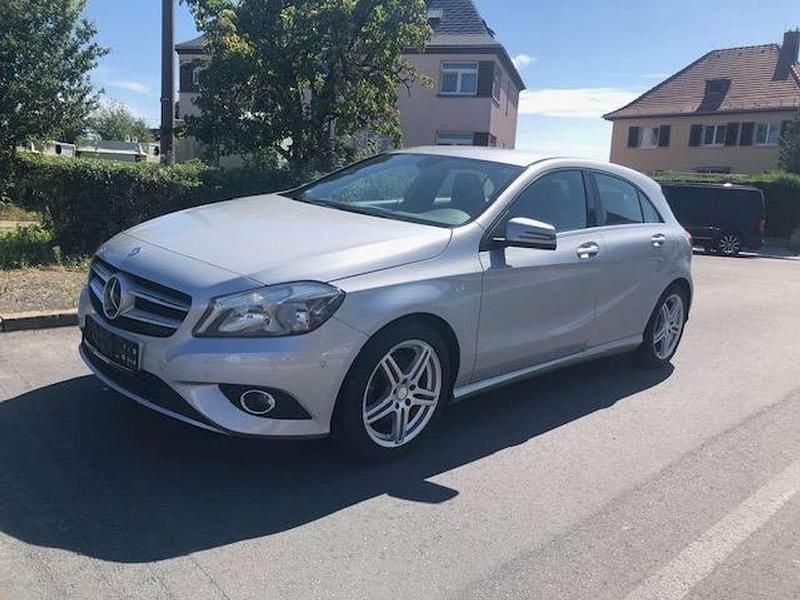 Polarsilber Gebraucht 2015 Mercedes A180 Limousine | 14.500 € (Fairer Preis) - Bild 1/4