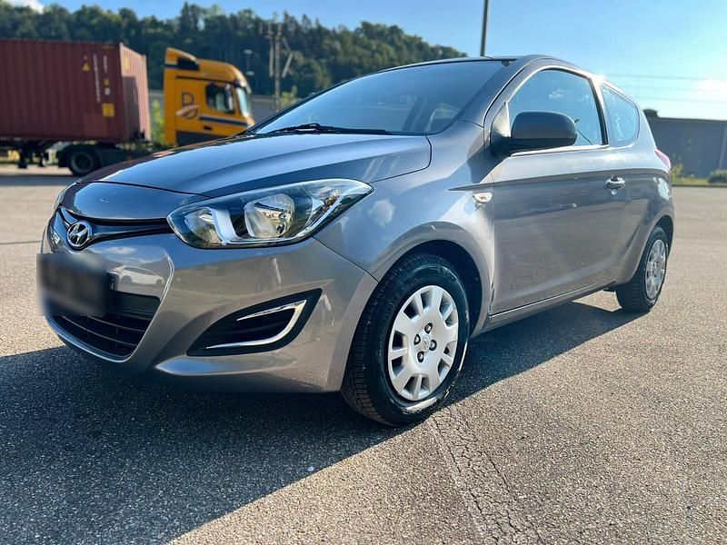 Gebraucht Hyundai i20 86 PS (63 kW) 2012 Grau Kleinwagen