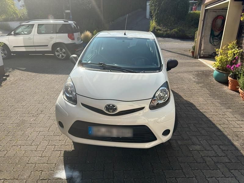 Weiß Gebraucht 2014 Toyota Aygo Kleinwagen | 5.000 € (Guter Preis) - Bild 1/4